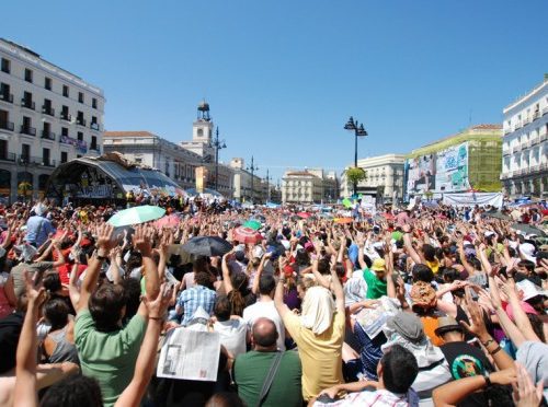 Gente indignada manifestándose